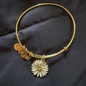 Alex and Ani Daisy 🌼 bracelet